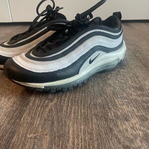 Women’s Nike Black and White Air Max Sneakers Size 8